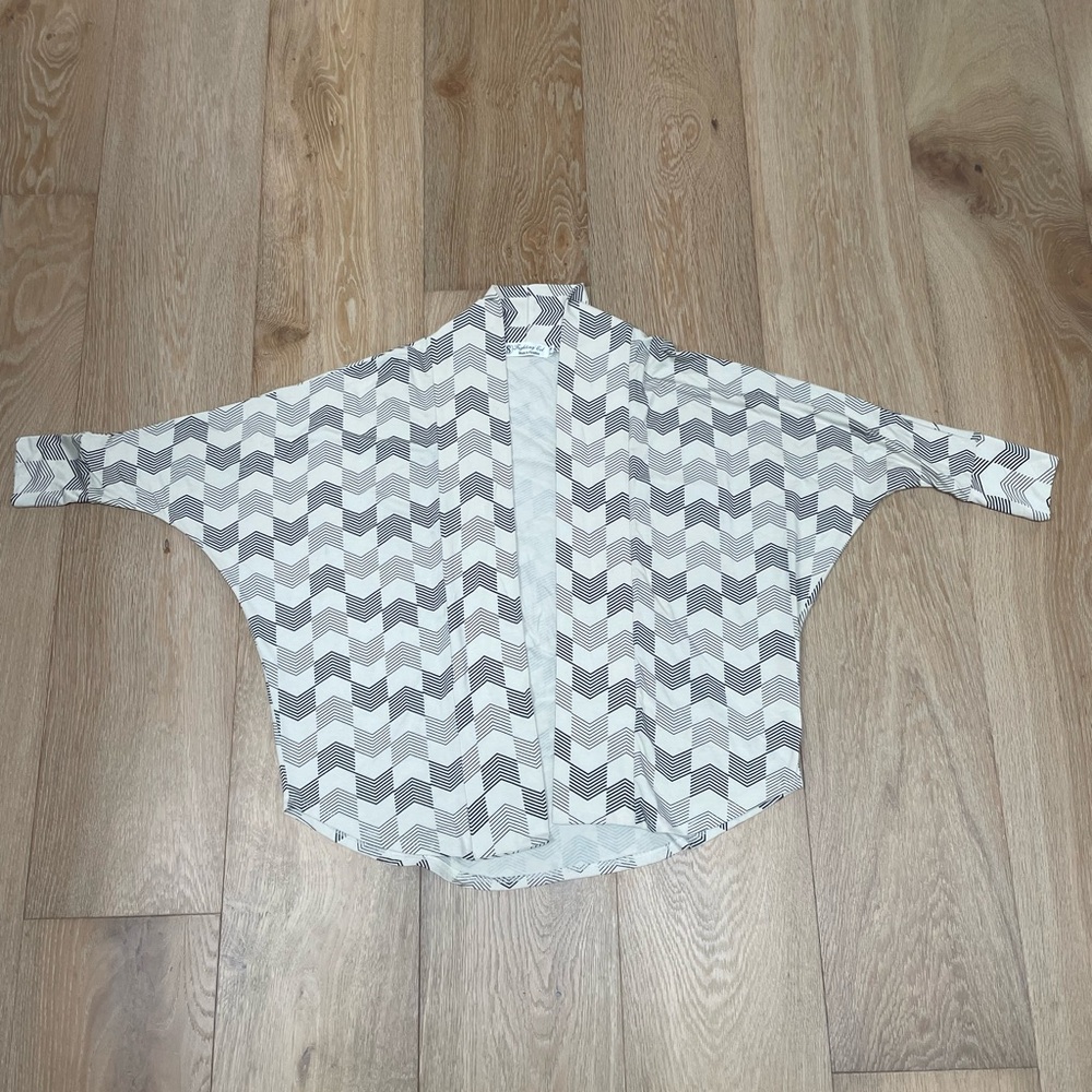 Fighting Eel Hawaii Black and Cream Chevron Kimono Cardigan size 2 (small/Med)